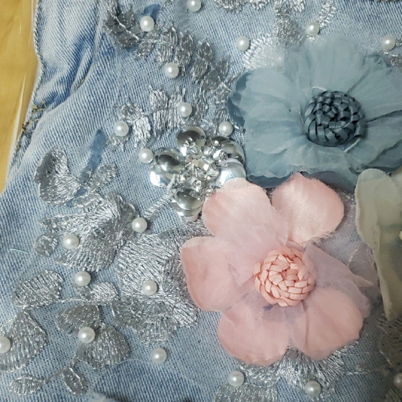 Embellished Floral Denim Shorts - Picture 9 of 10